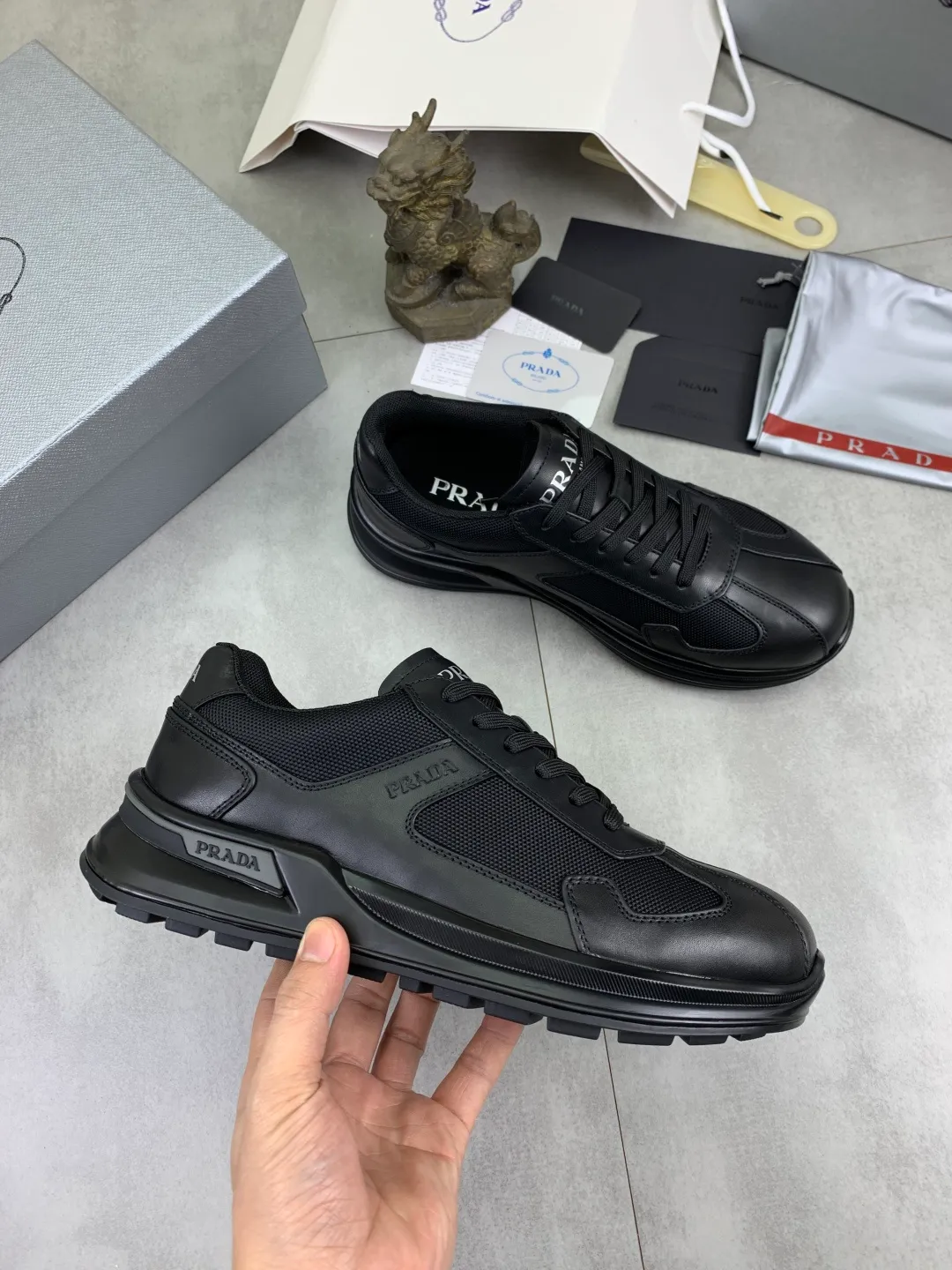 Men's Men's Shoes 💰P600 💰【New Style】 The latest model of high-quality PRADA classic men's shoes has been launched on the official website at a 1:1 replica, synchronized in Hong Kong and on the same catwalk; all made of calfskin➕imported cowhide lining, 🍡🍡original rubber outsole, non-slip and wear-resistant; comfortable on the feet, attractive style, fine workmanship, and simple and neat shoe lasts, highlighting a man's courage and toughness, 👍size 38 to 44 (45 can be customized) black White color🉑️choose